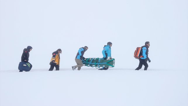 Hakkari'de sağlıkçılar zorlu kış şartlarında hastaların imdadına yetişiyor