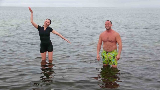 Dondurucu soğukta Van Gölü'nde yüzdüler