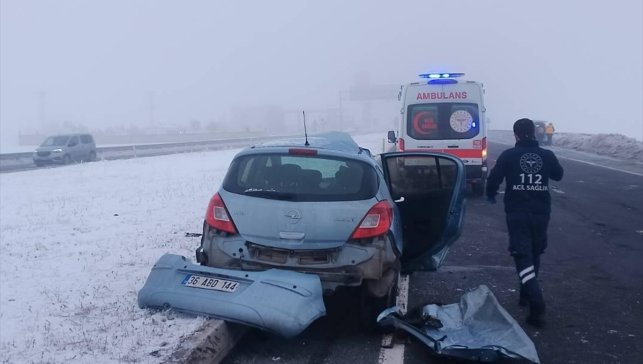 Kars'ta otomobil ile tırın çarpıştığı kazada 6 kişi yaralandı