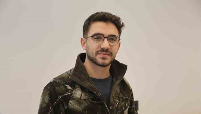 Sipariş ettiği dürümün içerisine sakalının kıllarını koydu, hesap ödemeden çıktı