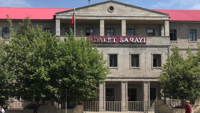 Ağrı'da genç kızın yediği pastanın ardından ölmesiyle ilgili tutuklu 3 sanık hakkında dava açıldı