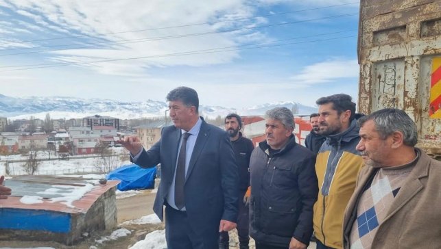 Pasinler Belediyesi'nden metruk bina yıkımı