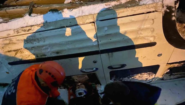 Kars'ta takla atan hafif ticari araçta can pazarı yaşandı