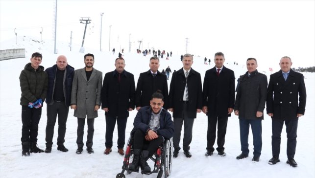 Ağrı İbrahim Çeçen Üniversitesi’nden anlamlı etkinlik: Madalyalı engelli yüzücüler kayak pistinde moral buldu