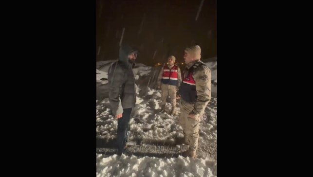 Karda mahsur kalan vatandaşı jandarma kurtardı