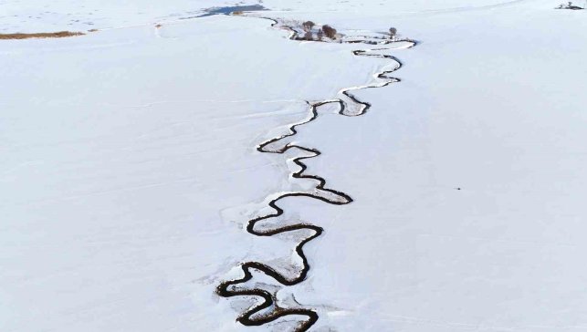 Kar altındaki menderesler güzel manzaralar oluşturuyor