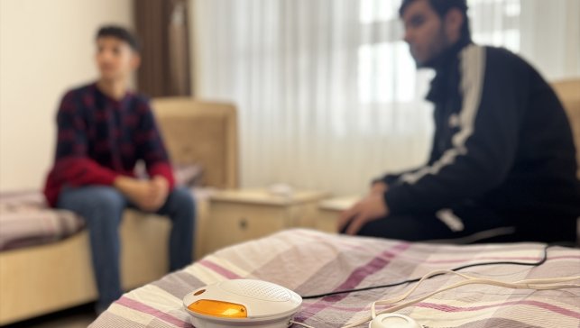 İşitme engelli öğrenciler Yastık Altı Acil Durum Cihazı ile afetleri fark ediyor