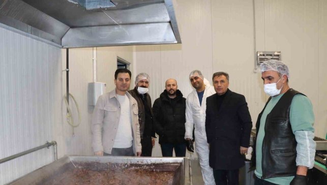 Cağ kebabın başkenti Oltu'da kavurma ve sucuk üretimi yapıyorlar