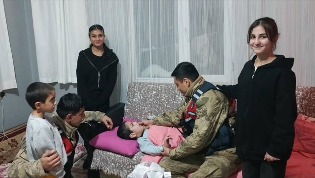 Jandarma karla kaplı bölgede 2 kilometre yürüyerek engelli çocuğa ilacını ulaştırdı