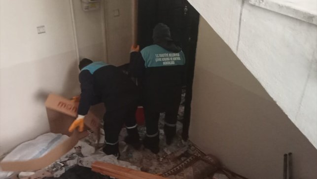 Erzurum'da 20 ton çöp bulunan ev boşaltıldı, sahibi tedavi altına alındı