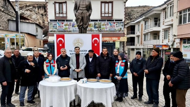 Tunceli'de Hızır ayı dolayısıyla vatandaşlara lokma dağıtıldı