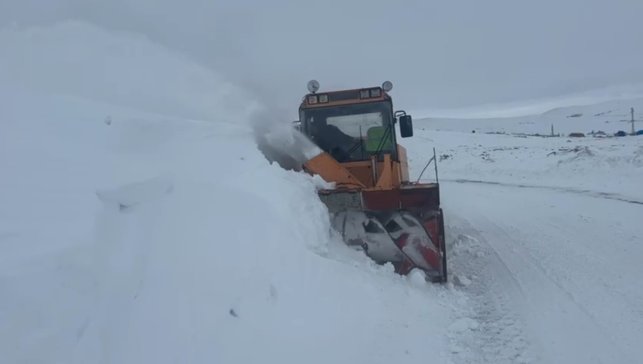 Kars'ta köy yollarında karla mücadele sürüyor