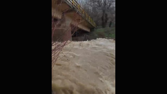 Arıcak'ta kar eridi, dereler coştu