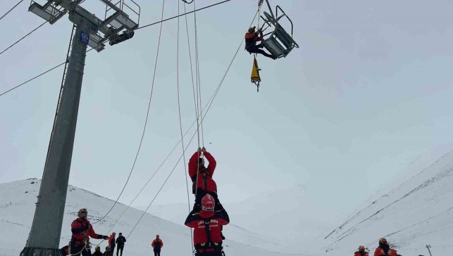 Van'da nefes kesen çığ tatbikatı gerçeği aratmadı