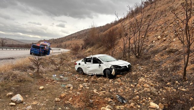 Malatya'da devrilen otomobilin sürücüsü yaralandı