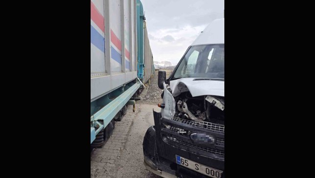 Van'da faciadan dönüldü: Tren ile okul servisi çarpıştı