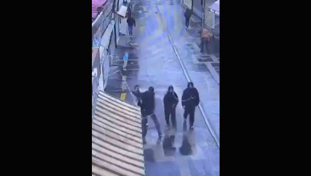 Iğdır'da kız çocuğunun bıçaklı saldırıya uğradığı anlar kamerada