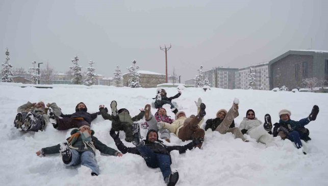 Belçikalı turistler Erzurum'da karda gönüllerince eğlendi
