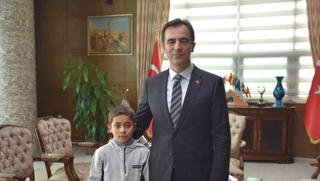 Vali Karakaya'dan kar altında İstiklal Marşı okuyan öğrenciye teşekkür