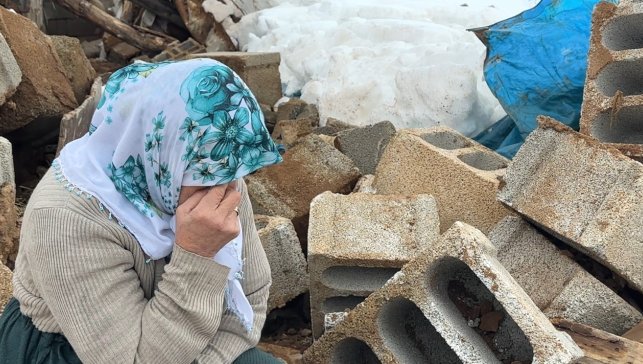 Yüksekova'da bir annenin sessiz feryadı: Zine Teyze yıkılan ahırının başında gözyaşlarına boğuldu