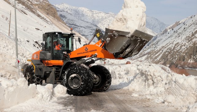 Turuncu yelekliler Hakkari'de kesintisiz ulaşım için 100'den fazla çığa müdahale etti