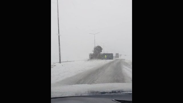 Bitlis'te kontrolden çıkan tır yan yattı