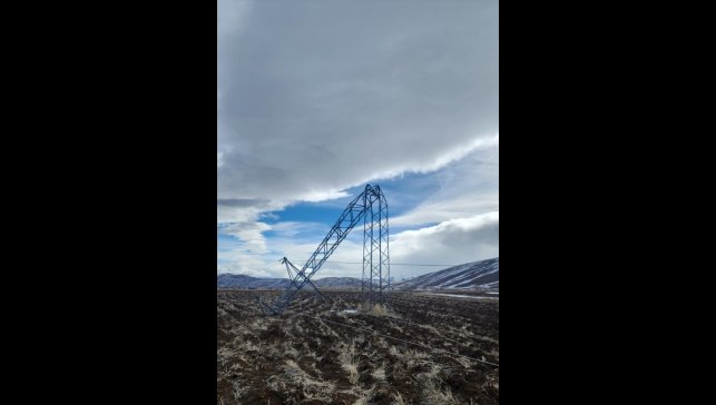 Erzincan'da şiddetli rüzgar nedeniyle bazı evlerin çatıları ile elektrik ve telefon direkleri zarar gördü