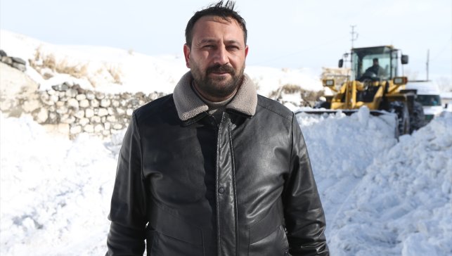 Kars'ta 3-4 metreyi bulan karda ekiplerin zorlu mesaisi sürüyor