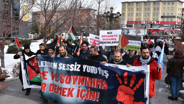 Erzurum'da sağlıkçılar Gazze için sessiz yürüyüşlerini 118. haftada sürdürdü