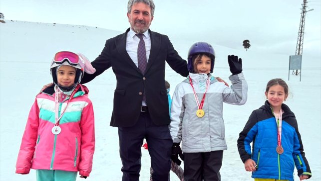 Kars'ta Okul Sporları Kayak ve Snowboard İl Birinciliği Yarışları düzenlendi