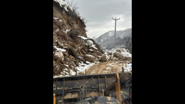 Bitlis'te heyelan nedeniyle kapanan bazı köy yolları ulaşıma açıldı