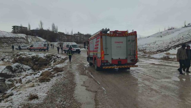 Van'da otomobil dereye uçtu: 3 yaralı