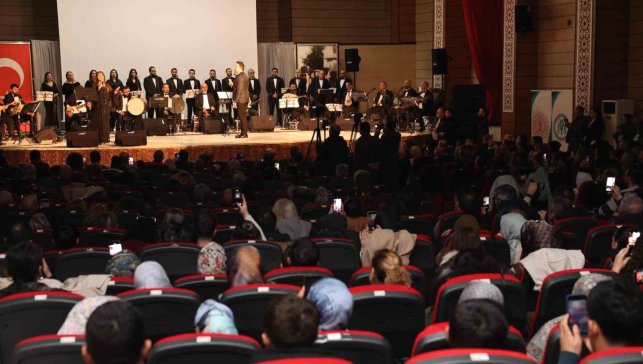Erzincan'da kurtuluşun 108'inci yılına özel Türk halk müziği konseri düzenlendi