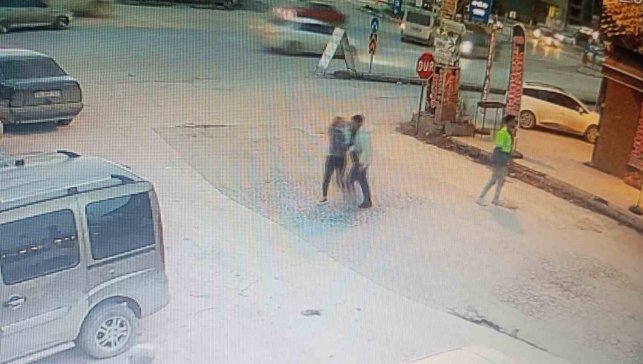 Birlikte yaşadığı kadını silahla tehdit eden şahıs gözaltına alındı