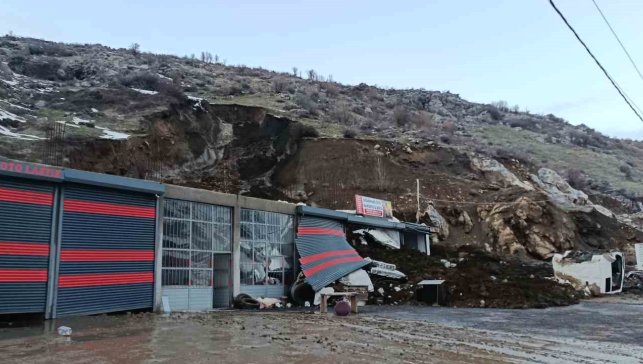 Bitlis'te heyelan: Sanayi sitesindeki dükkan toprak yığını altında kaldı