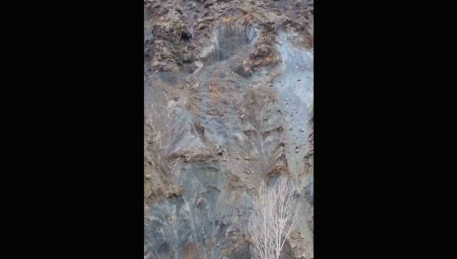 Elazığ'da heyelan anı kamerada