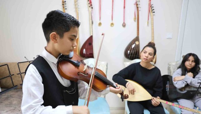Depremden sonra müziğe sarılan anne çocuklarıyla üç enstrüman çalıyor