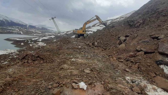 Solhan'da heyelan ve yol çökmesine karşı yoğun mesai