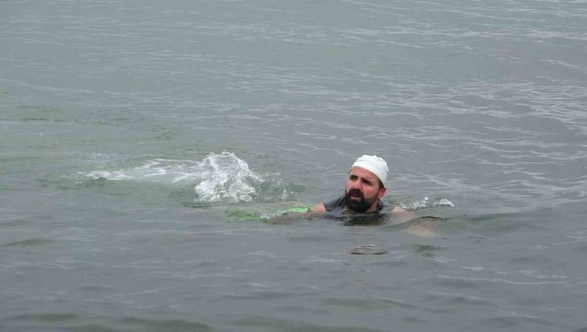 Dondurucu soğuğa meydan okudu: Van Gölü'nde şifa kulaçları