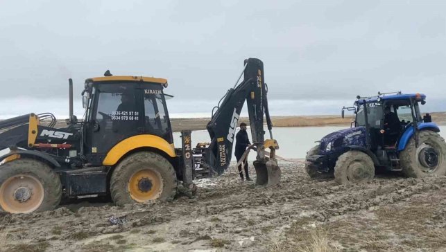 Van Gölü sahilinde çamura saplanan traktör kepçe ile kurtarıldı