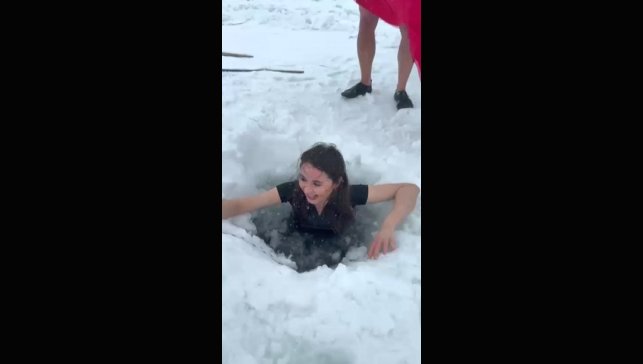 Kars'ta bir kadın Çıldır Gölü'nün buz gibi suyuna girdi