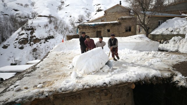 Asırlık taş evlerin damında biriken kar imece usulüyle temizleniyor