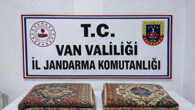 Van'da 1 milyon 200 bin TL değerinde gümrük kaçağı 2 adet halı ele geçirildi