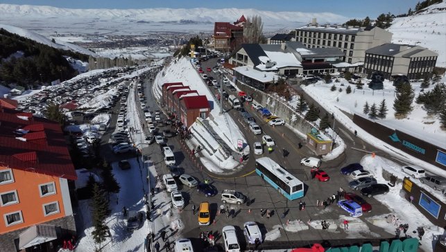 Güneşli havayı fırsat bilen kayakseverler Palandöken Kayak Merkezi'ne akın etti