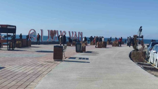 Van'da bahar havası: Vatandaşlar sahile akın etti