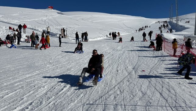 Hakkari'deki kayak merkezinde hafta sonu yoğunluğu