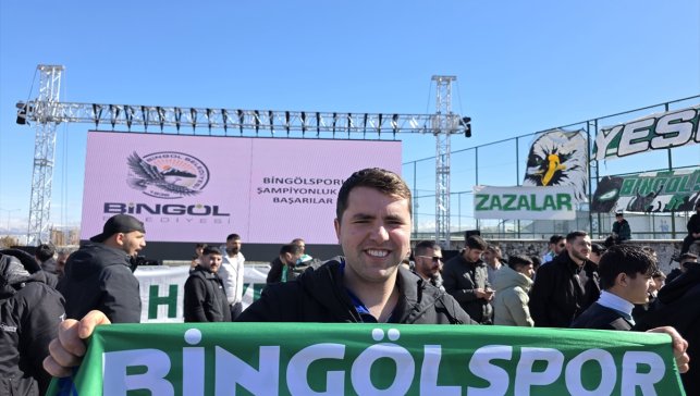 Bingöl'de cezalı takımlarının maçını stat dışında dev ekrandan izlediler