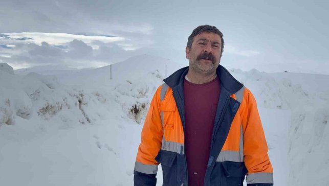 İlçe Tarım ve Orman Müdürlüğü ekipleri suların donduğu bölgedeki hayvanlara su götürdü