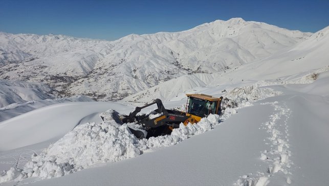 Hakkari'de kar kalınlığının 3 metreyi bulduğu üs bölgelerinin yolunda zorlu çalışma