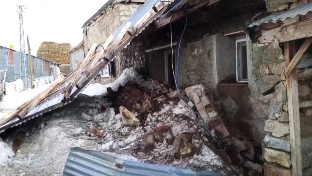 Erzincan'da fırtına çatıları uçurdu